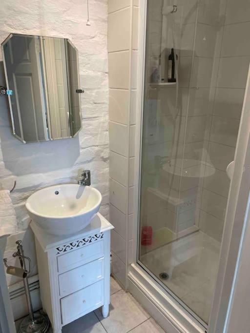 The Big Cosy Boudoir Bed + Hot Tub Διαμέρισμα Harvington Εξωτερικό φωτογραφία