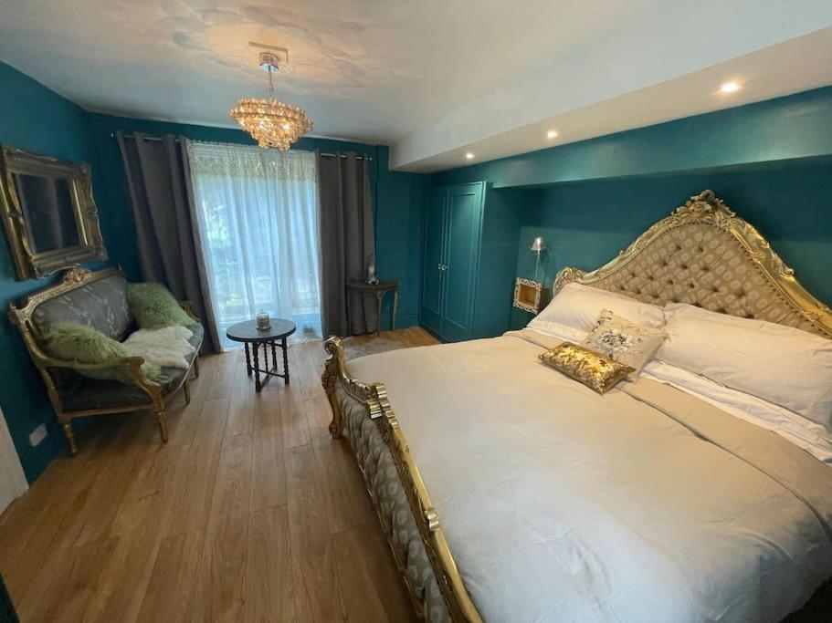 The Big Cosy Boudoir Bed + Hot Tub Διαμέρισμα Harvington Εξωτερικό φωτογραφία